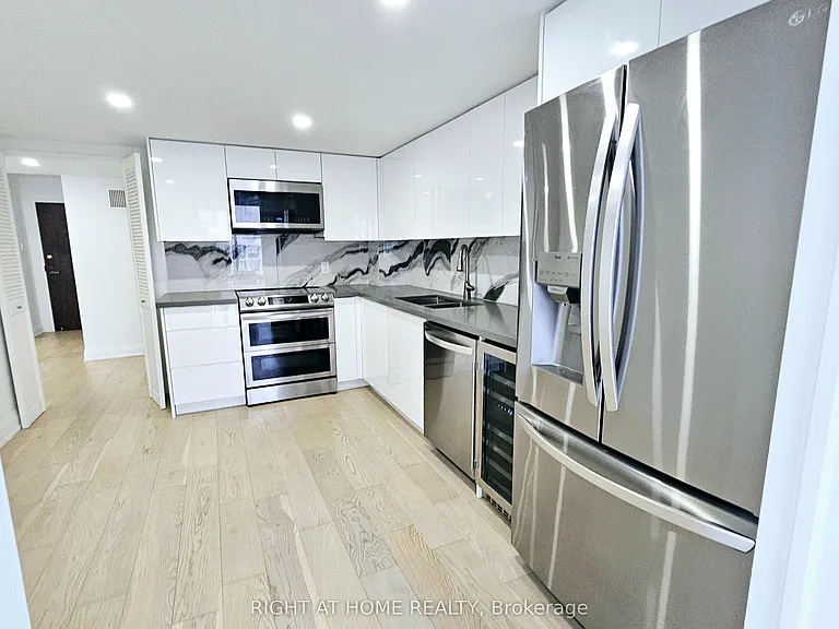 65 Harbour Sq #3306 — Photo 4