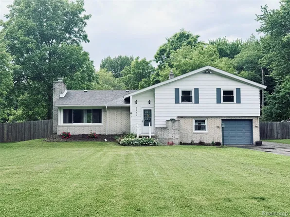3555 Wilson Dr, Fort Gratiot, MI 48059