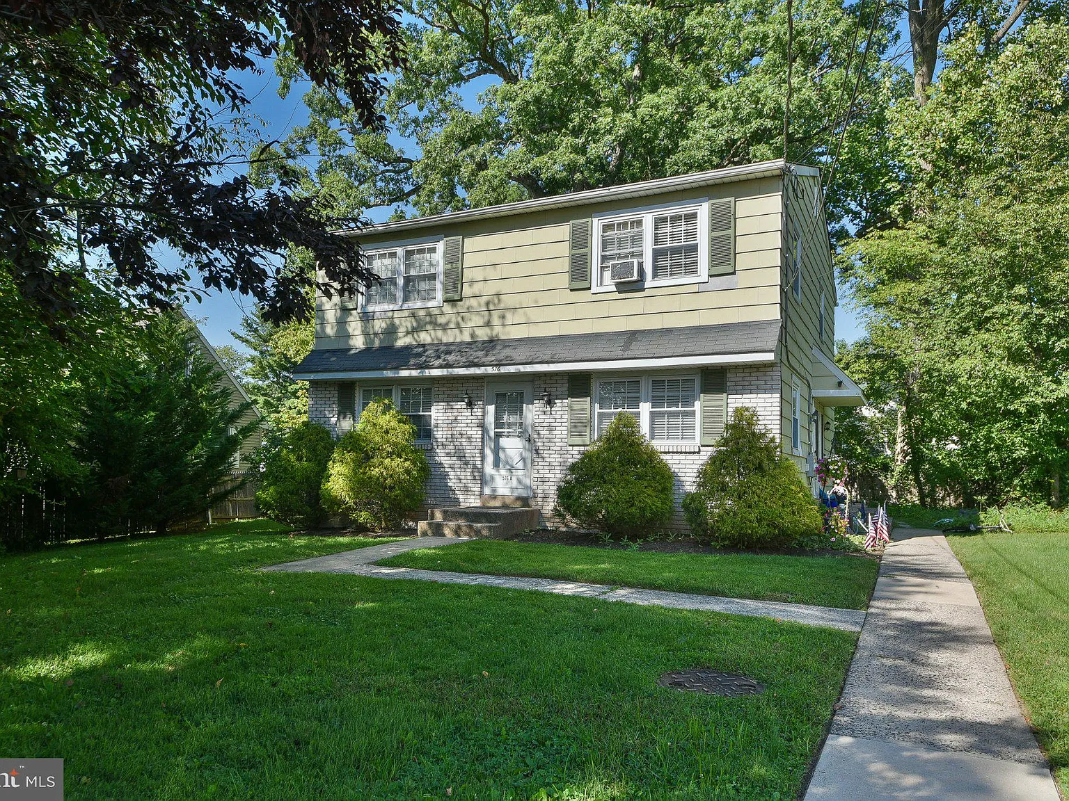 2 bed, 1.0 bath, 1920 sqft, $1,825 — Photo 2