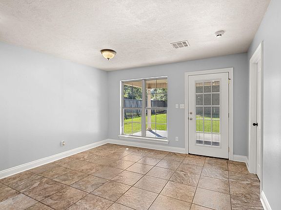 5th image of 423 Logan St