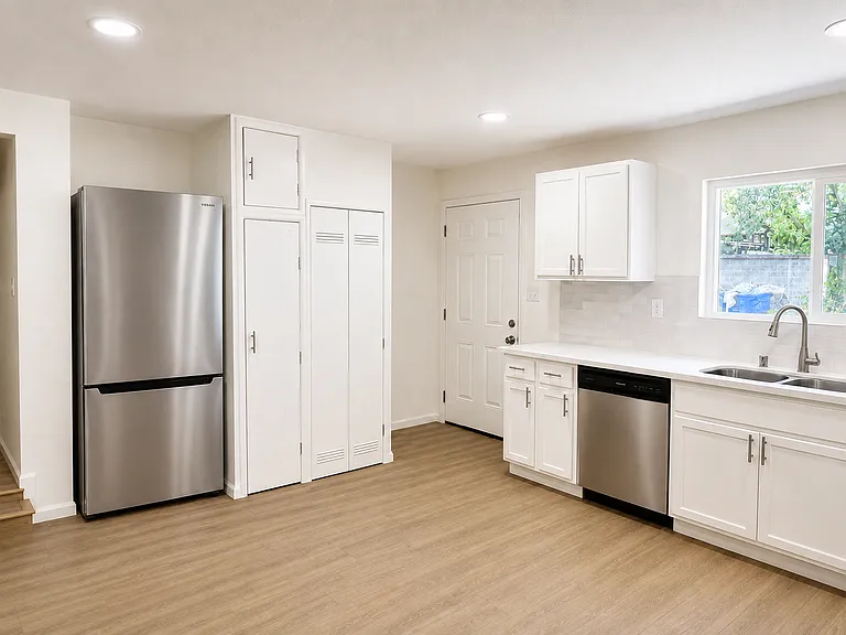 1021 E Cortland Ave — Photo 6