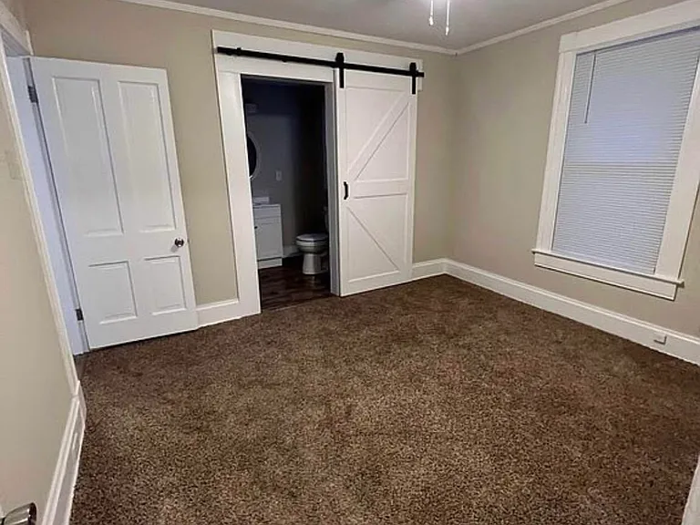 218 E Walnut St — Photo 11