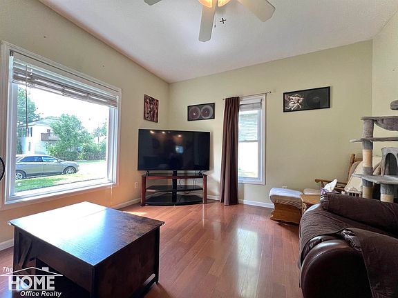 4th image of 110 W Perry St