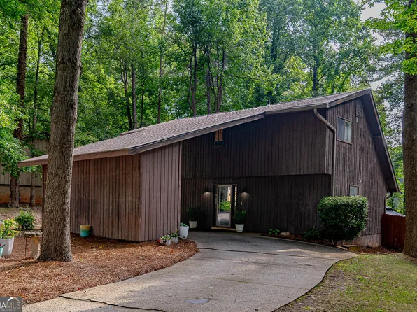 552 Edgefield Dr, Stone Mountain, GA 30087
