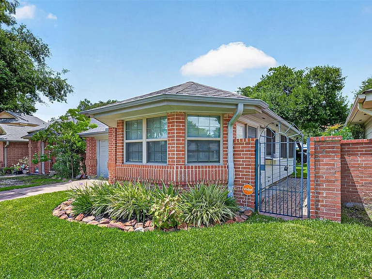 16174 Golden Sands Dr — Photo 3