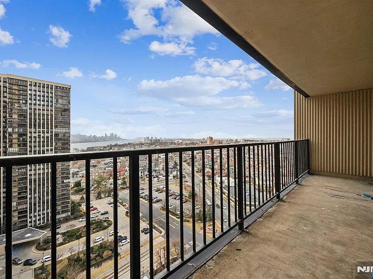 300 Winston Dr #2020 — Photo 17