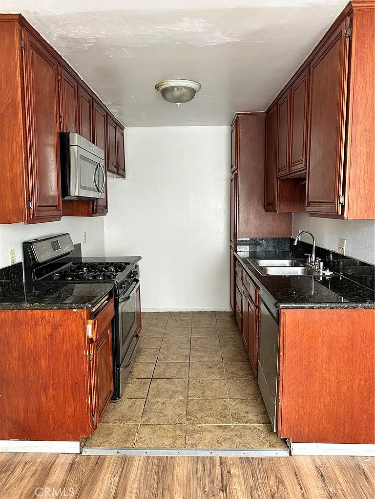 2 bed, 1001 sqft, $2,400 — Photo 2