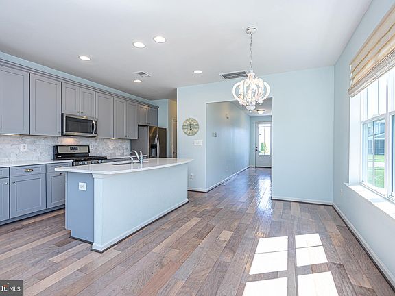 5th image of 16993 Bellevue Ct