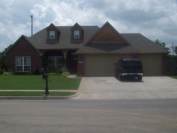 3 car garage, full privacy fence