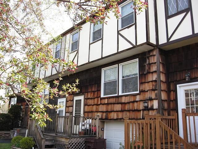 1st image of 102 Carriage Ct