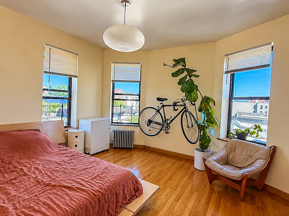 303 Albany Ave #4