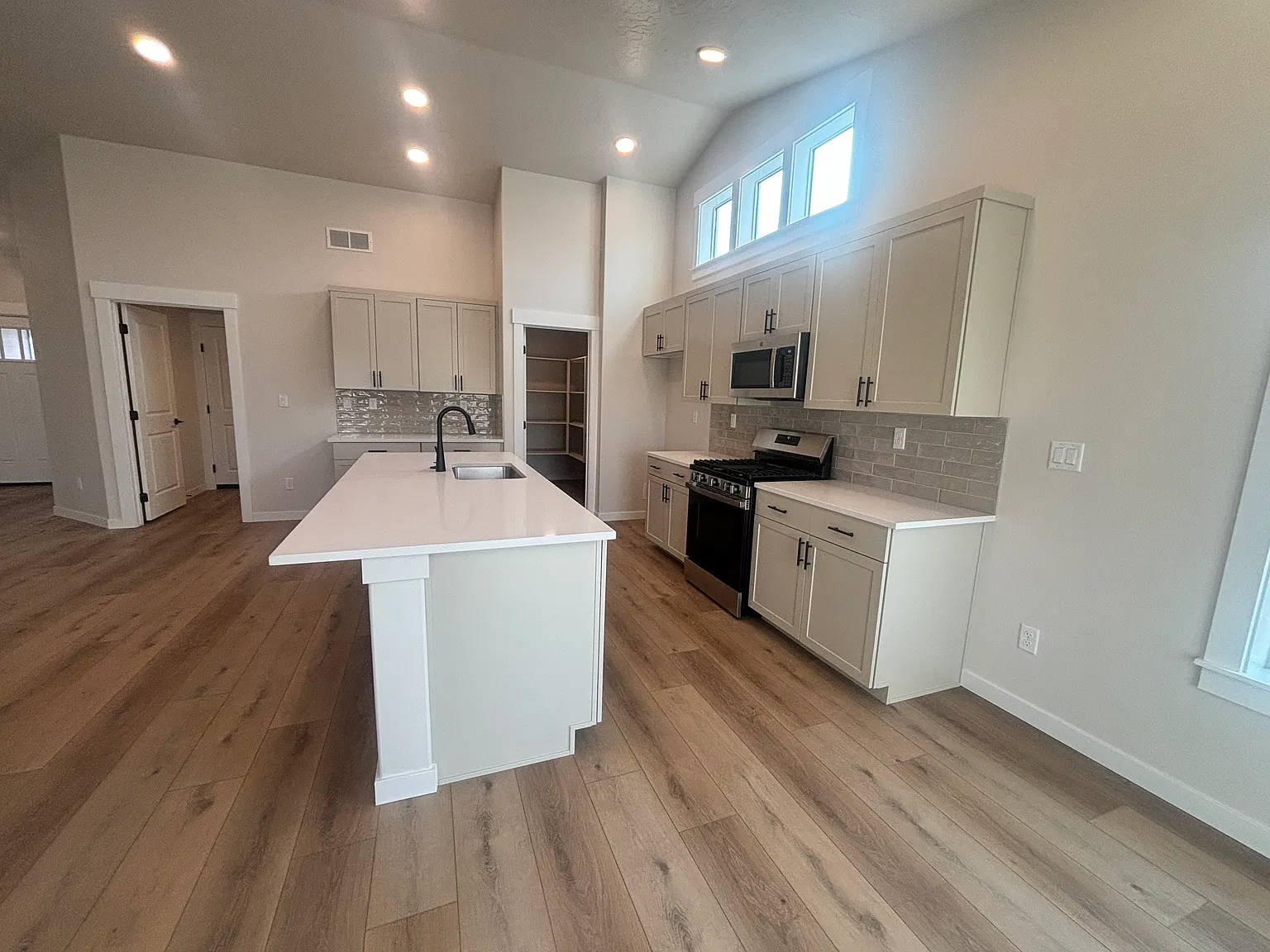 3 bed, 1805 sqft, $2,350 — Photo 4