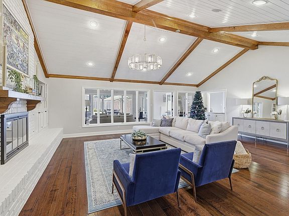 4th image of 800 Bayou Oaks Ln