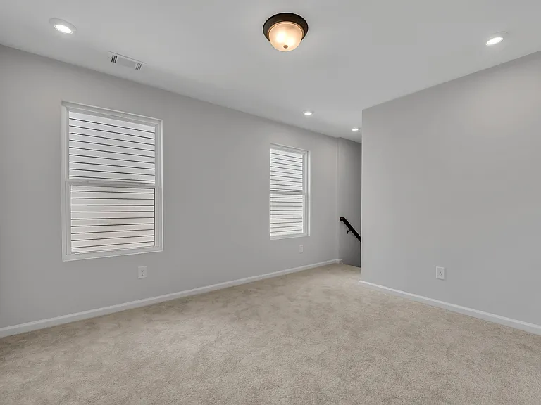801 York Aly — Photo 27