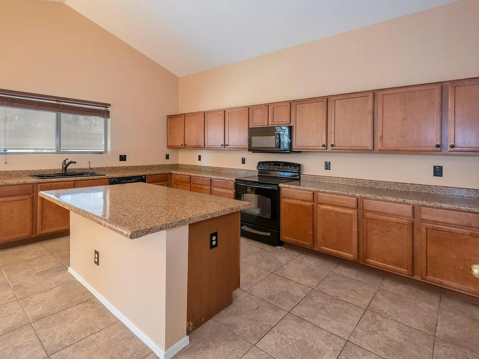 5 bed, 3110 sqft, $2,700 — Photo 3