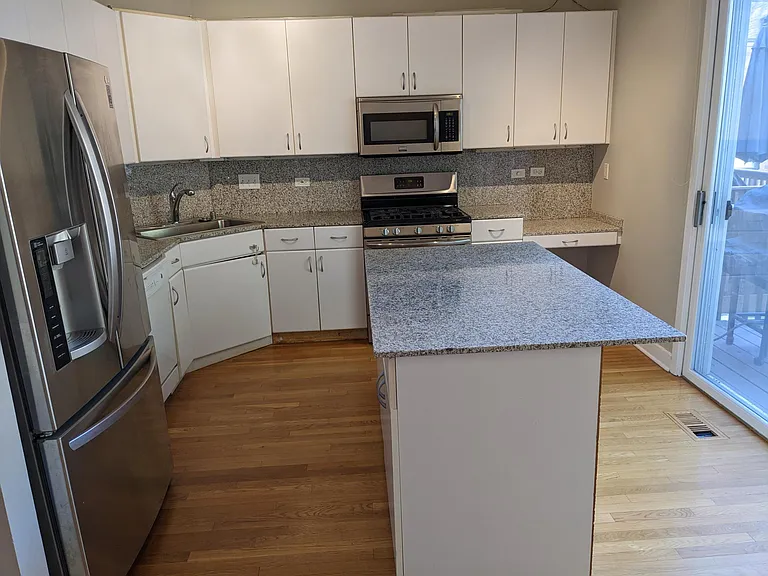 1208 W Fletcher St — Photo 8