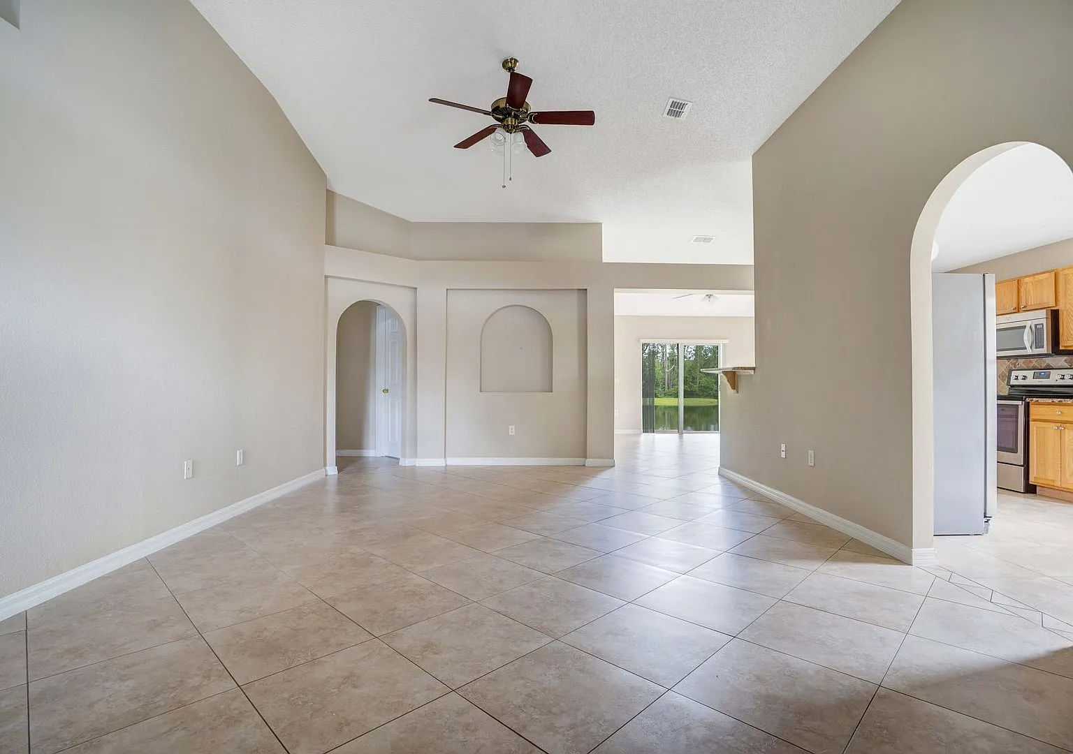 4 BR / 2 BA Home In Corner Lake — Photo 3
