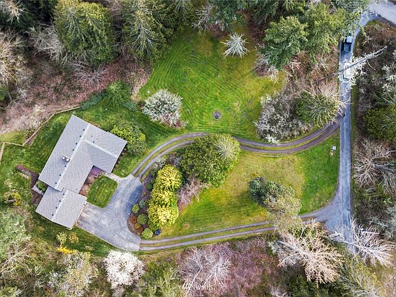Aerial views shows the semi-circular driveway.