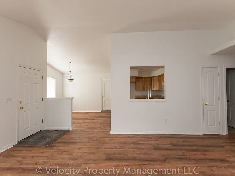 2505 NE 7th Ln — Photo 5