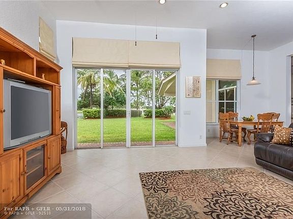 5th image of 932 Marina Dr