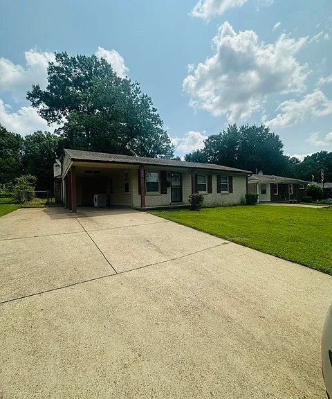 1382 Whitewater Rd — Photo 1