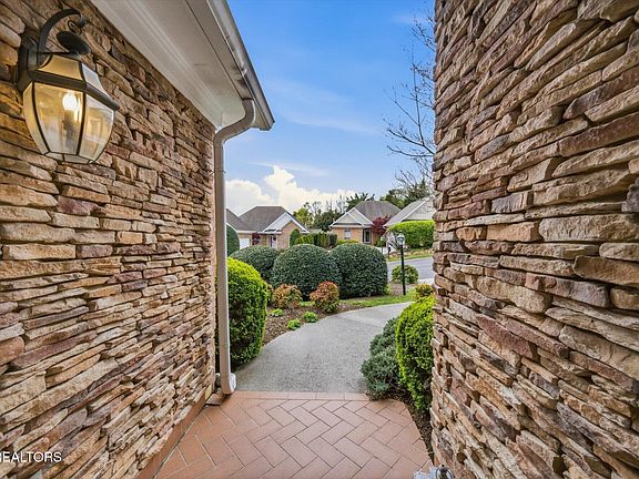 4th image of 500 Glen Ives Way