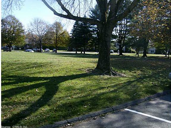 4th image of 403 Twin Circle Dr