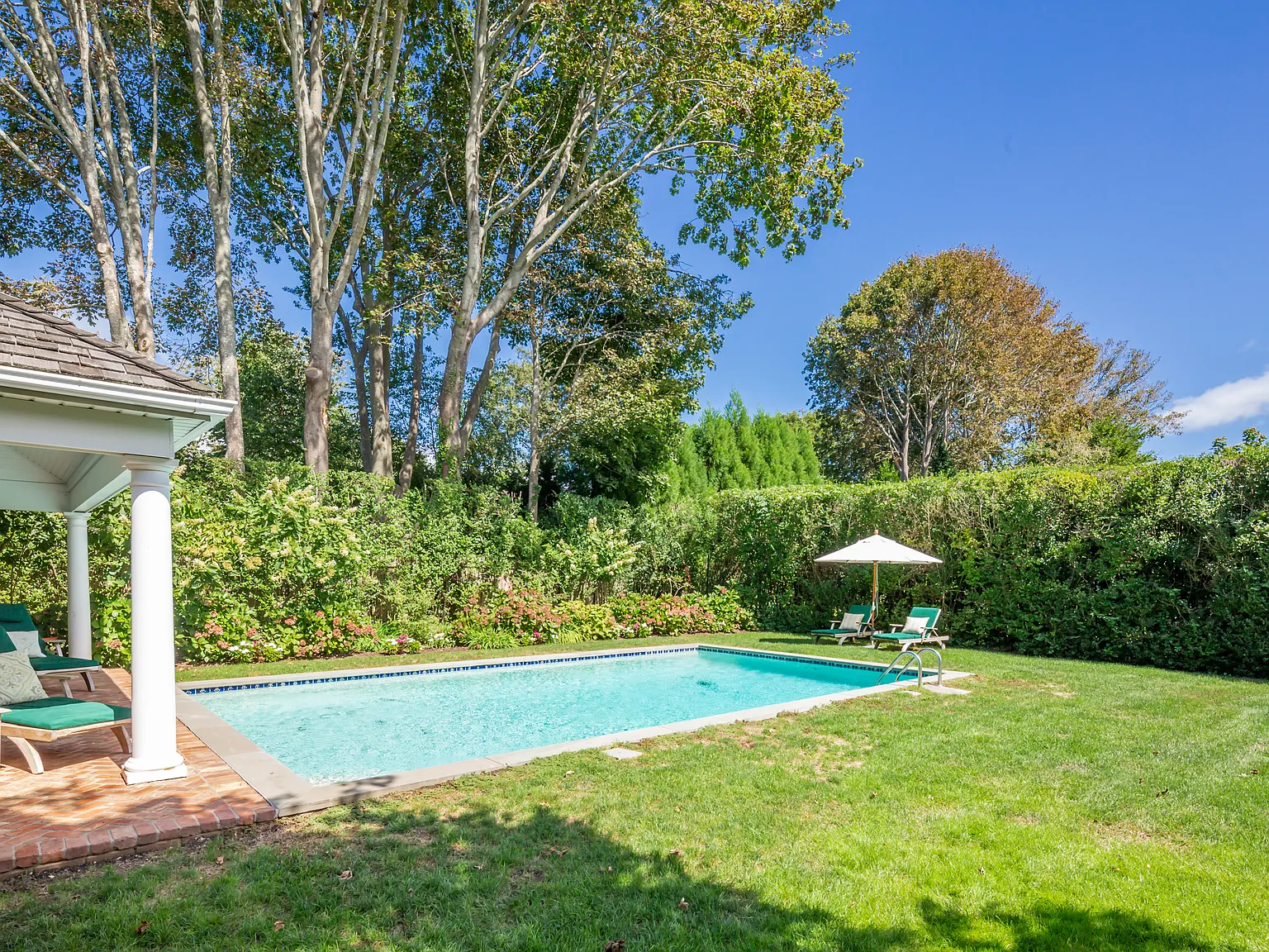 Southampton Village Privacy with Pool — Photo 3