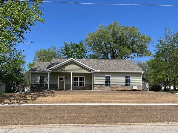 512 E Madison St, Mackinaw, IL 61755