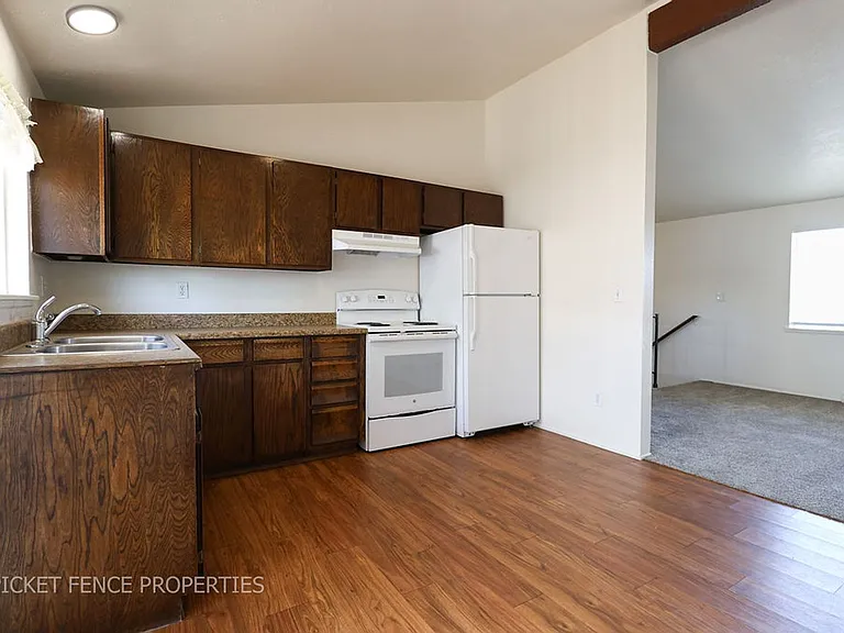 1488 E 8th St — Photo 4