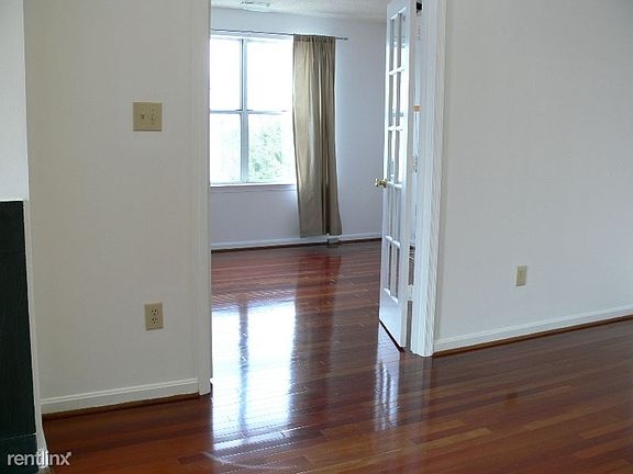 4th image of 10003 Vanderbilt Cir