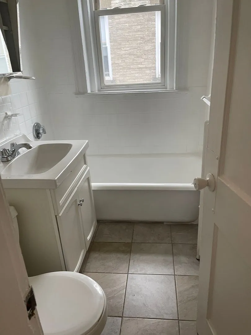 Brighton Near St Es Hospital and T stop 3rd Floor Super sunny spacious 2 bed Nice Place! — Photo 2