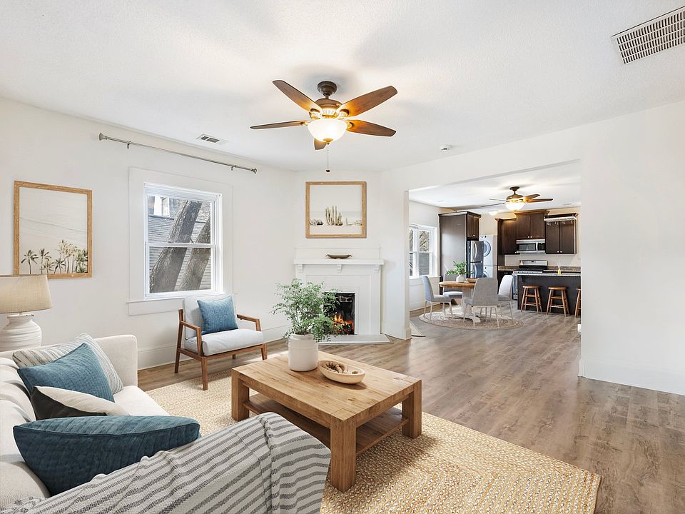 Sunny Livingroom, that flows into dining room
