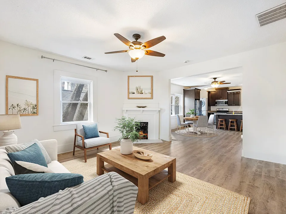 Sunny Livingroom, that flows into dining room