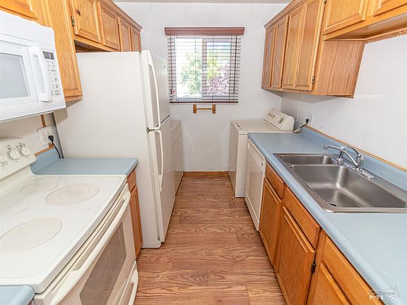 3rd image of 681 Oakwood Dr APT 4