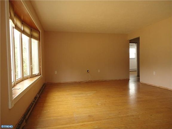 3rd image of 83 Farmway Dr