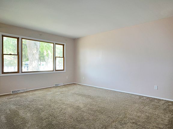 2nd image of 519 W Hawthorne Dr