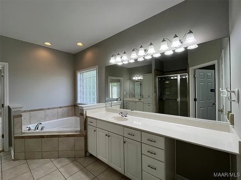 704 Emerald Dr — Photo 21