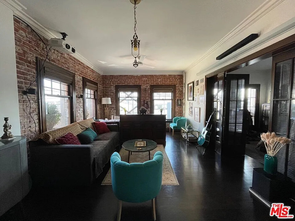1 bed, 1.0 bath, 710 sqft, $1,950 — Photo 2
