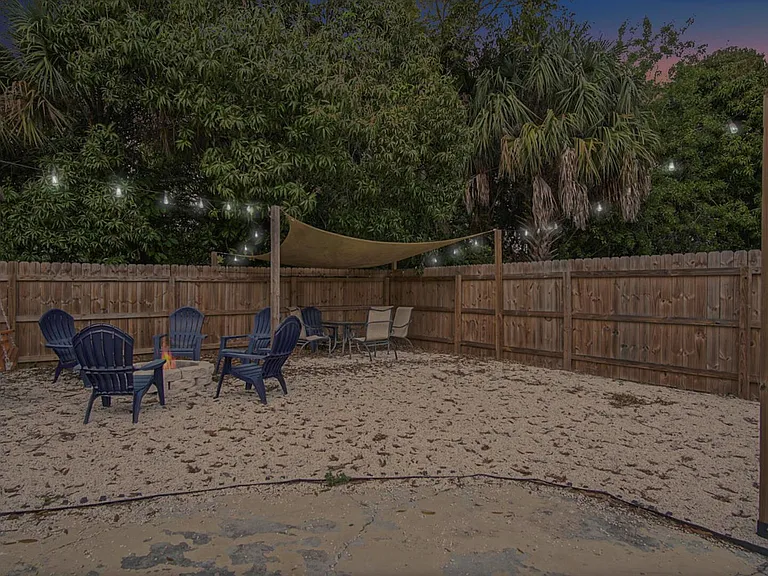 1002 Avenue E — Photo 31