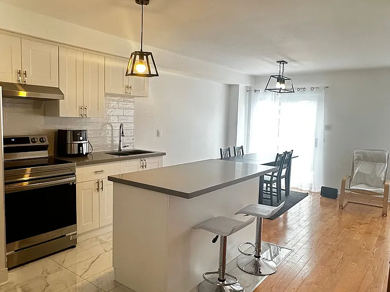 54 Henderson Cres — Photo 2