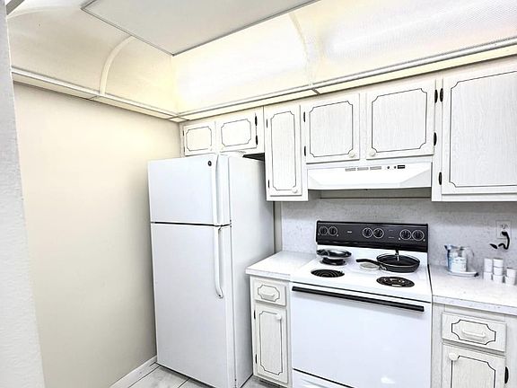 5th image of 3091 E Sunrise Lakes Drive #101