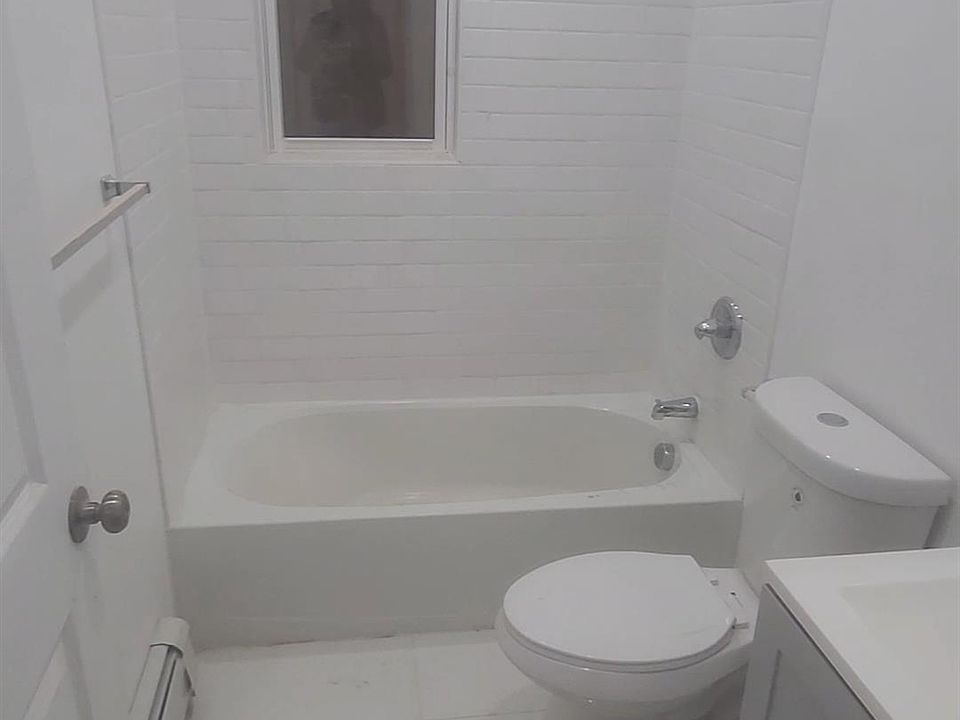 2nd image of 500 Hawthorn Ave #1A