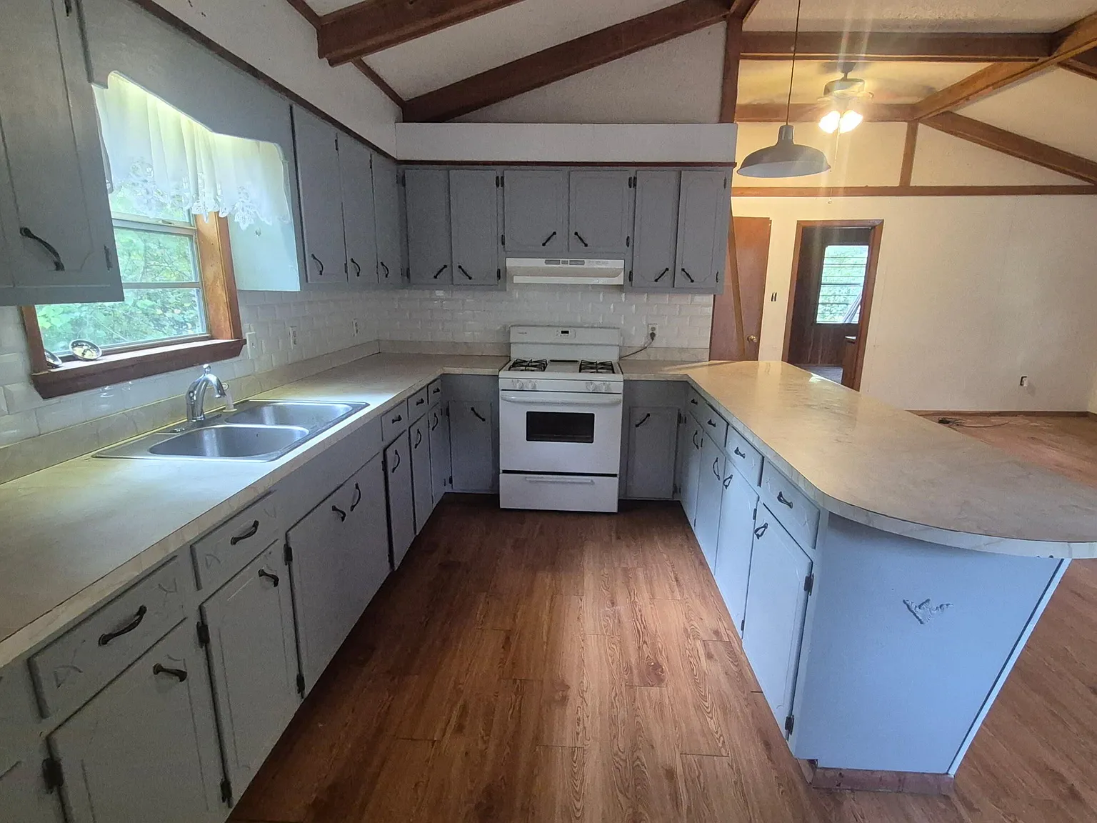 2 bed, 1.0 bath, 1256 sqft, $900 — Photo 2