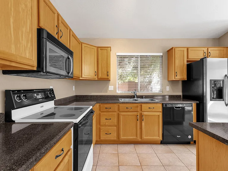 647 W Fremont Dr — Photo 24