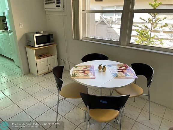 4th image of 321 Roosevelt St #3