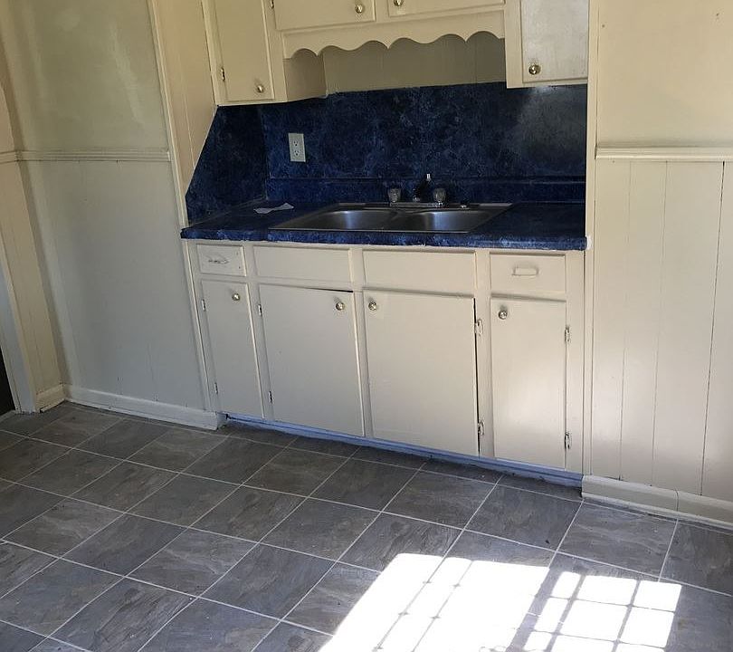 2nd image of 3925 Flora Ave