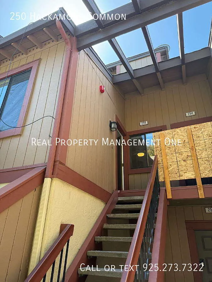 Building Photo - 250 Hackamore Cmn