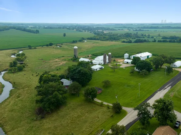 9237 N Conger Rd, Leaf River, IL 61047