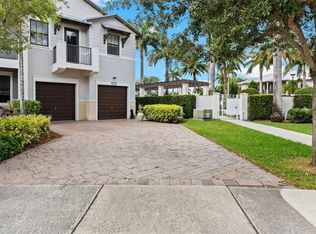 10470 NW 58th Ter, Doral, FL 33178